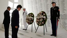 Presiden AS, Barack Obama dan PM Jepang, Shinzo Abe menundukan kepala saat upacara peletakan karangan bunga di atas kapal USS Arizona Memorial Perang Dunia II di Joint Base Pearl Harbor-Hickam, Hawaii, (27/12). (REUTERS/Kevin Lamarque)