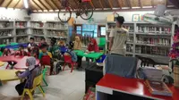 Taman Bacaan Warabal di Kampung Lebakwangi, Parung, salah satu upaya Kiswanti memberdayakan masyarakat sekitar dengan kegiatan literasi
