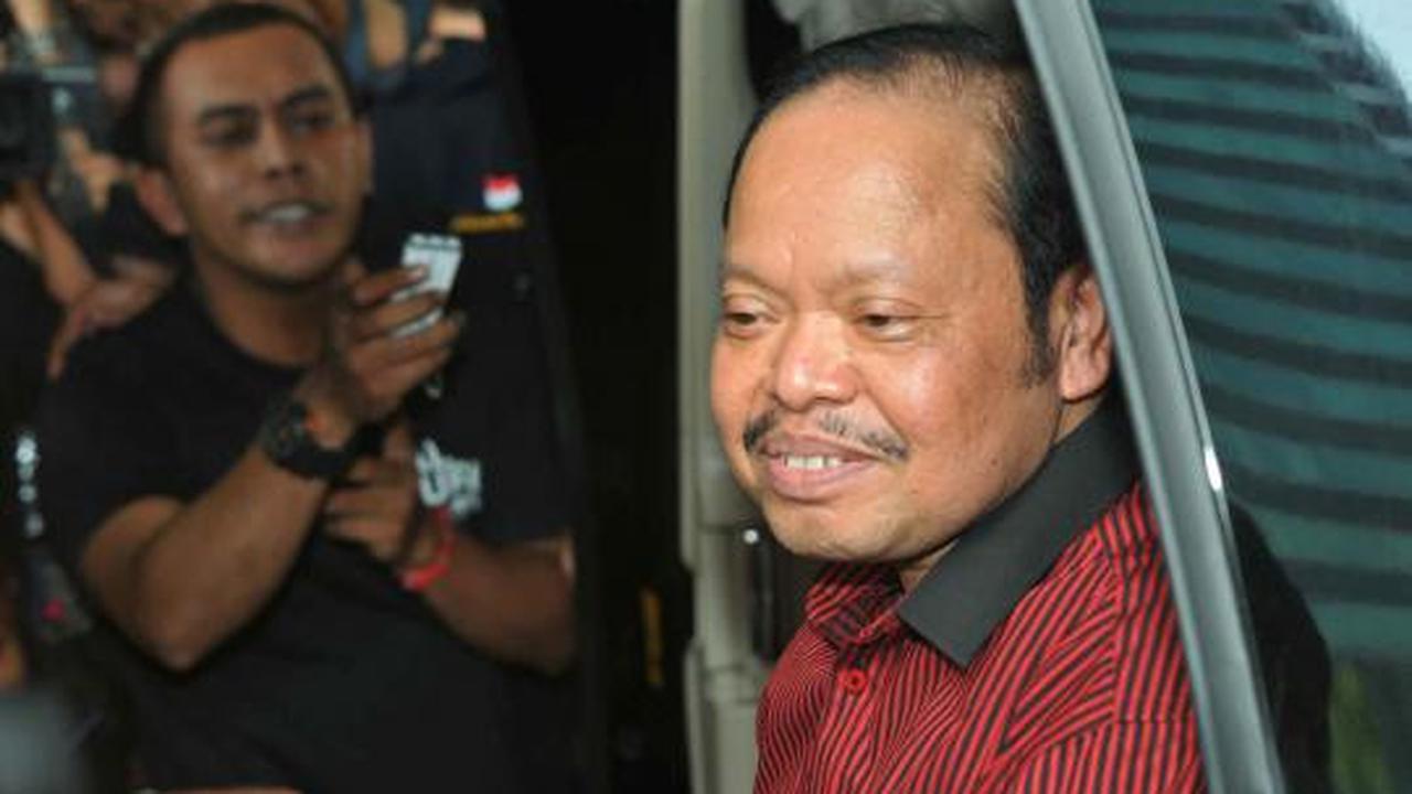 Wakil Ketua Fraksi Demokrat  Sutan Bhatoegana  memberikan keterangna k 