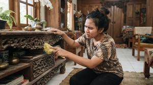 7 Cara Menghilangkan Debu dari Furnitur Berukir, Ini Trik Sederhana Supaya Tidak Merusak Motif
