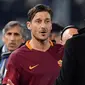 Francesco Totti (kiri) saat berbincang dengan pelatih, Luciano Spalletti usai membobol gawang Cesena pada  perempat final Coppa Italia di Olimpico stadium, Rome,  (1/02/2017). Roma menang 2-1. (EPA/Ettore Ferrari)