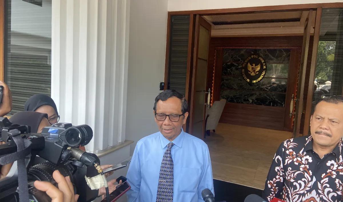 Mahfud juga menegaskan bahwa sikap orang-orang yang mengganggu kebutuhan ibadah orang lain dengan mengatasnamakan agama adalah tindakan terorisme.<br>