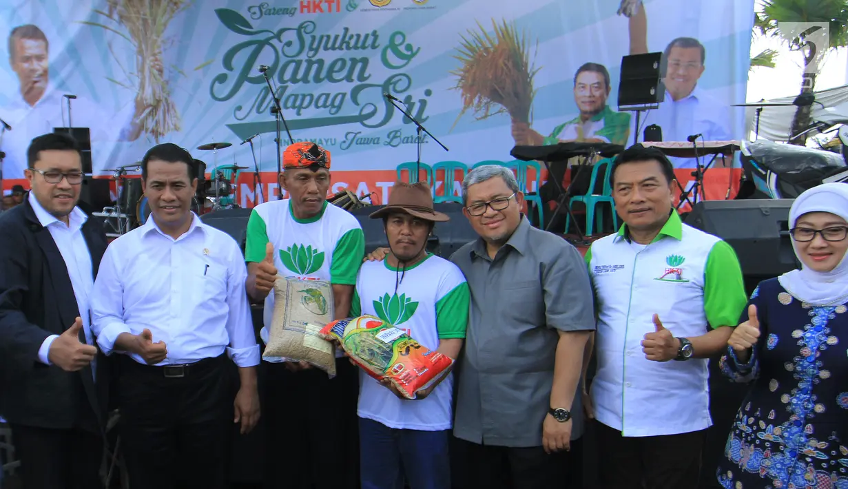 Menteri Pertanian Amran Sulaiman, Ketua Umum HKTI, Jenderal TNI (Purn) Moeldoko dan Gubernur Jabar Ahmad Heryawan memberikan benih padi kepada petani dalam Syukur Panen di Desa Karang Layung, Indramayu, Jabar, Kamis (23/11). (Liputan6.com/Pool/Ksatria)