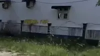 Viral Emak-Emak Geruduk Barak Narkoba di Labura