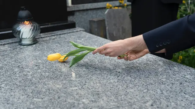 2. Ziarah ke Makam Keluarga, Mengingat dan Mendoakan