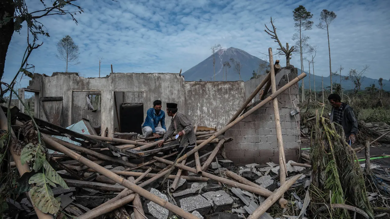 Mencari Sisa Harta Benda dari Rumah yang Terdampak Erupsi Gunung Semeru