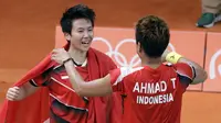 Tontowi Ahmad dan Liliyana Natsir merayakan kemenangan usai meraih medali emas Olimpiade Rio 2016 setelah mengalahkan Peng Soon Chan dan Liu Ying Goh dari Malaysia.(AP/Mark Humphrey)