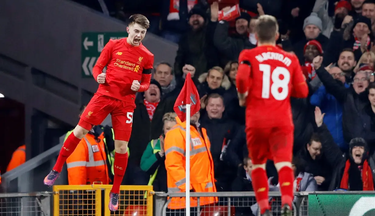 Selebrasi pemain Liverpool, Ben Woodburn (kiri), setelah mencetak gol kedua ke gawang Leeds United pada laga perempat final Piala Liga Inggris di Stadion Anfield, Selasa (29/11/2016). (Action Images via Reuters/Carl Recine)