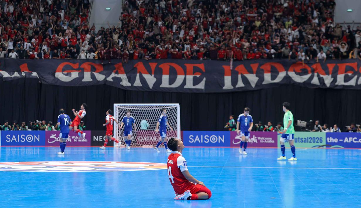 Di babak perpanjangan waktu, timnas futsal Indonesia berhasil memperbesar skor menjadi 4-3 melalui Reza Gunawan. Tampak dalam foto, pemain Timnas Futsal Indonesia, M Iqbal terduduk usai memenangi laga melawan Jepang pada semifinal Piala Asia Futsal 2026 di Indonesia Arena, Gelora Bung Karno, Senayan, Jakarta, Kamis (4/2/2026). (Bola.com/Bagaskara Lazuardi)