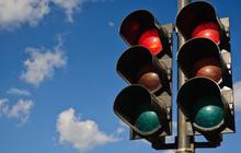 Pemprov DKI Klaim Speaker di Lampu Lalu Lintas Efektif Tertibkan Pemotor