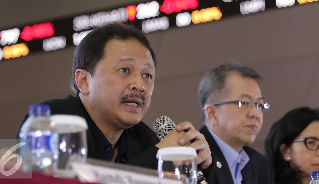 Direktur Utama BEI, Tito Sulistio  memberikan keterangan kepada wartawan terkait respon BEI Terhadap Terorisme , di BEI, Jakarta, Senin (18/1). Tito menjelaskan para investor tetap bertahan di perdagangan. (Liputan6.com/Angga Yuniar)