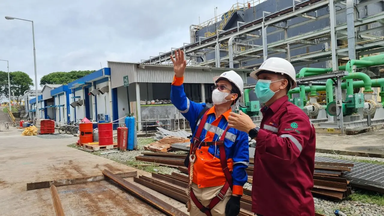 Direktur Utama PKT Rahmad Pribadi  (kanan) memantau pabrik 5 Pupuk Kalimantan Timur atau Pupuk Kaltim. (Dok PKT).