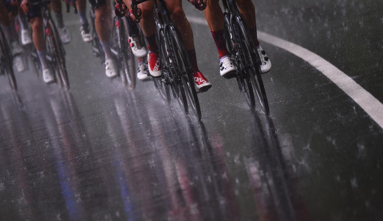 Rombongan pembalap berlomba di bawah guyuran hujan pada etape ke-6 Tour Balap Sepeda Giro d'Italia 2021 antara Grotte di Frassasi dan Ascoli Piceno (San Giacomo) sejauh 160 km, Kamis (13/5/2021). (AFP/Dario Belingheri)