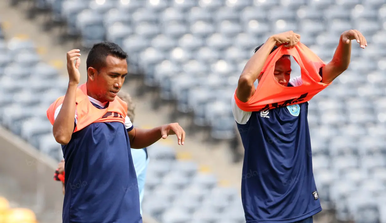 Dua pemain Persela Lamongan mengenakan rompi sebelum latihan di Stadion Utama Gelora Bung Karno, Jakarta, Kamis (12/5/2016). (Bola.com/Nicklas Hanoatubun)