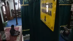Pengunjung saat berdoa di makam Al Habib Husein bin Abubakar bin Abdillah Al 'Aydrus, Masjid Luar Batang di daerah Pasar Ikan, Jakarta, (7/6/2016).Pengunjung yang datang berziarah berasal dari berbagai pelosok tanah air. (Liputan6.com/Faizal Fanani)