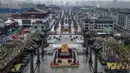 Foto udara menunjukkan jalan komersial yang tenang di Kota Xi'an, Provinsi Shaanxi, China, 25 Desember 2021. Kota berpenduduk 13 juta orang tersebut lockdown ketat imbas lonjakan kasus COVID-19. (Tao Ming/Xinhua via AP)