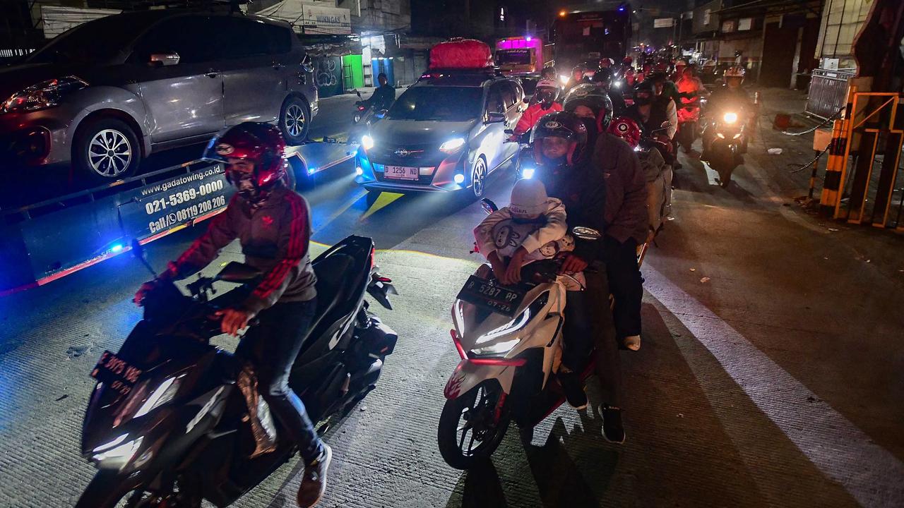 FOTO: Pemudik Padati Jalur Arteri Bekasi Cikampek