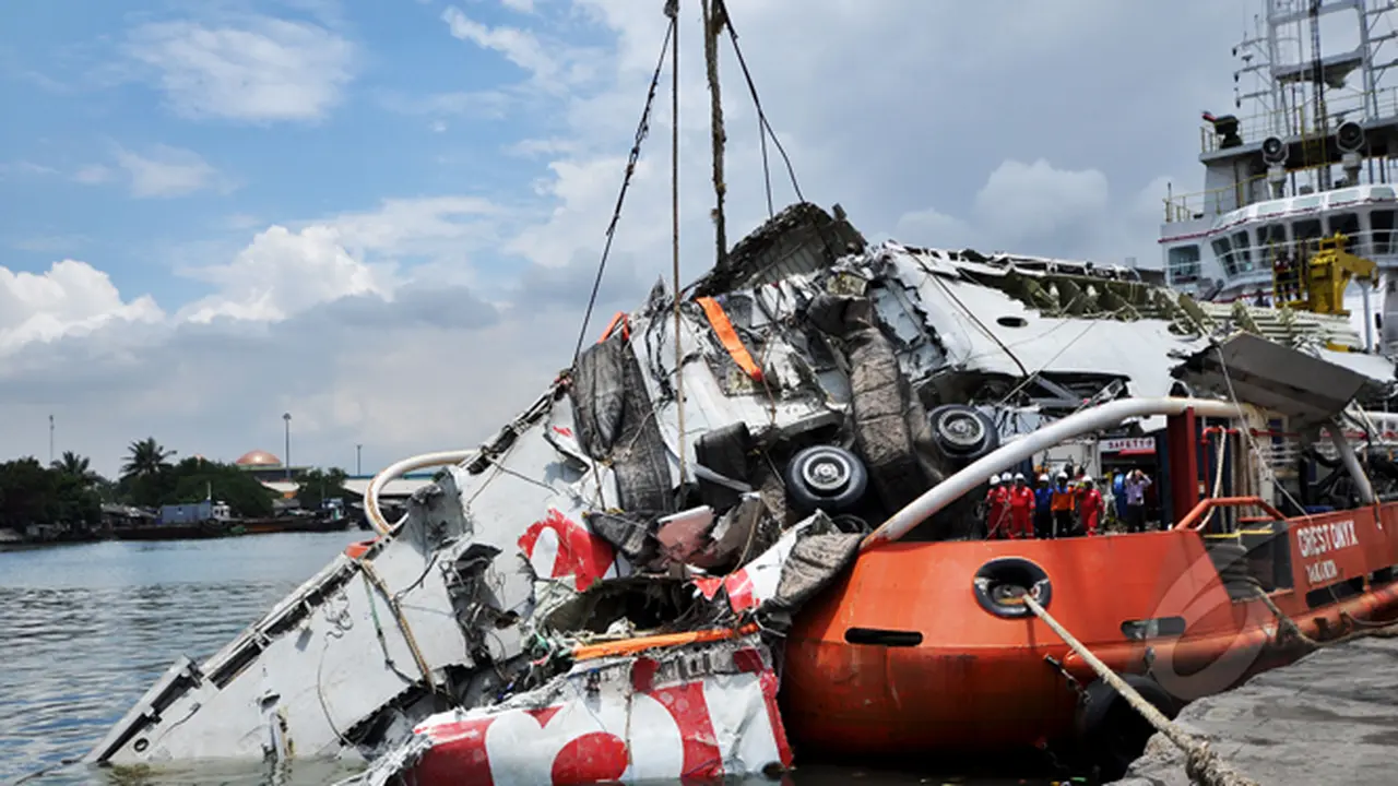 Proses Pemindahan Bangkai Badan Airasia QZ8501