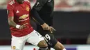 Gelandang Manchester United, Fred dan gelandang Granada, Angel Montoro bersaing berebut bola dalam leg kedua perempat final Liga Europa di Stadion Old Trafford, Jumat dinihari WIB (16/4/2021). MU menunjukkan dominasinya atas Granada usai mencatat kemenangan 2-0. (AP Photo/Dave Thompson)