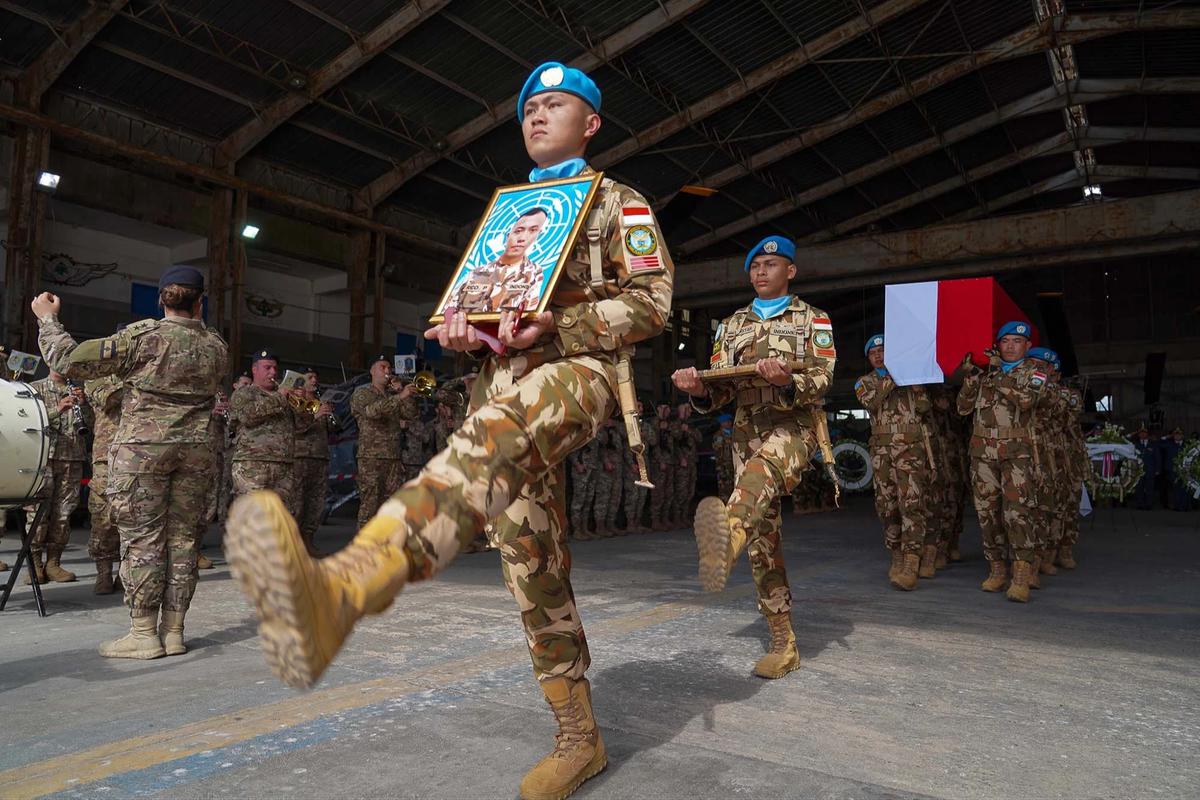 FOTO: Penghormatan Terakhir bagi Kopral Rico Pramudia di Beirut