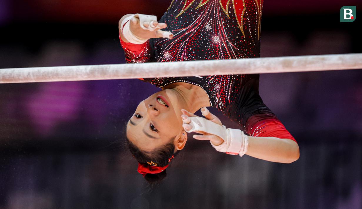 Pesenam China, Yang Fanyuwei beraksi pada nomor palang bertingkat kategori final aparatus putri Kejuaraan Dunia Gimnastik 2025 di Indonesia Arena, Senayan, Jakarta, Jumat (24/10/2025). (Bola.com/Bagaskara Lazuardi)