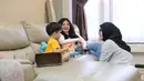 Momen hangat Putri Delina saat bermain dengan Adzam di dalam rumah. Sempat terjadi perselisihan, tapi dari video yang terbaru, mereka terlihat hangat dan penuh canda. [Youtube/Putri Delina AS]
