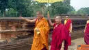 Citizen6, Jambi: Sejumlah biksu asal India mengelilingi Candi Muaro di Jambi. (Pengirim: Multimedia)