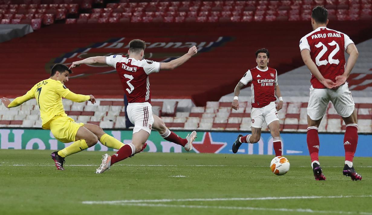 Striker Villarreal, Gerard Moreno (kiri) melepaskan tendangan ke gawang Arsenal dalam laga leg kedua semifinal Liga Europa 2020/2021 di Emirates Stadium, London, Kamis (6/5/2021). Villarreal bermain imbang 0-0 dengan Arsenal. (AP/Alastair Grant)
