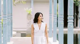 Dalam liburannya ke Bali, Maudy sempat mengabadikan sebuah pemotretan yang mencuri perhatian. Tampil dengan dress putih panjang, gayanya pun tampil memesona. Terlihat ia pun semakin anggun dengan balutan dress dengan warna yang netral. (Liputan6.com/IG/@maudyayunda)