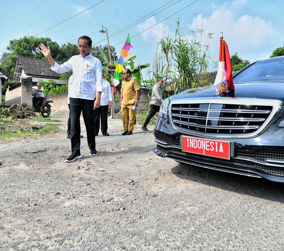 Presiden Joko Widodo atau Jokowi melakukan kunjungan kerja di&nbsp;Kabupaten Lampung Selatan, Lampung, Kamis (11/7/2024). Dalam perjalanan dari RSUD Bob Bazar menuju Desa Bandan Hurip, rombongan kendaraan Presiden Jokowi tiba-tiba berhenti mendadak.&nbsp;