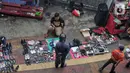 Pedagang menggelar lapak di pinggir jalan di Pasar Loak Lebayoran Lama, Jakarta, Jumat (9/9/2022). Masyarakat banyak memburu barang dagangan yang dijual mulai dari pakaian, tas, aksesori hingga elektronik. (Liputan6.com/Angga Yuniar)