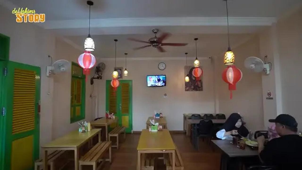 Intip Interior Warung Makan Ayah Ayu Ting Ting, Kental Nuansa Betawi