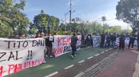Persatuan Mahasiswa Aceh Jakarta Raya&nbsp;saat menggelar aksi di depan Gedung Kementerian Dalam Negeri (Kemendagri), Jakarta Pusat, Jumat (13/6/2025). Mereka tidak terima jika empat pulau yang berada di Aceh Singkil dimasukkan ke daerah Sumatera Utara (Sumut). (Merdeka)