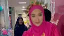 Zaskia dan putrinya tampil kompak bak gadis Bugis. Melengkapi penampilannya, Zaskia Gotik juga mengenakan hijab warna serupa. [Instagram/zaskia_gotix]
