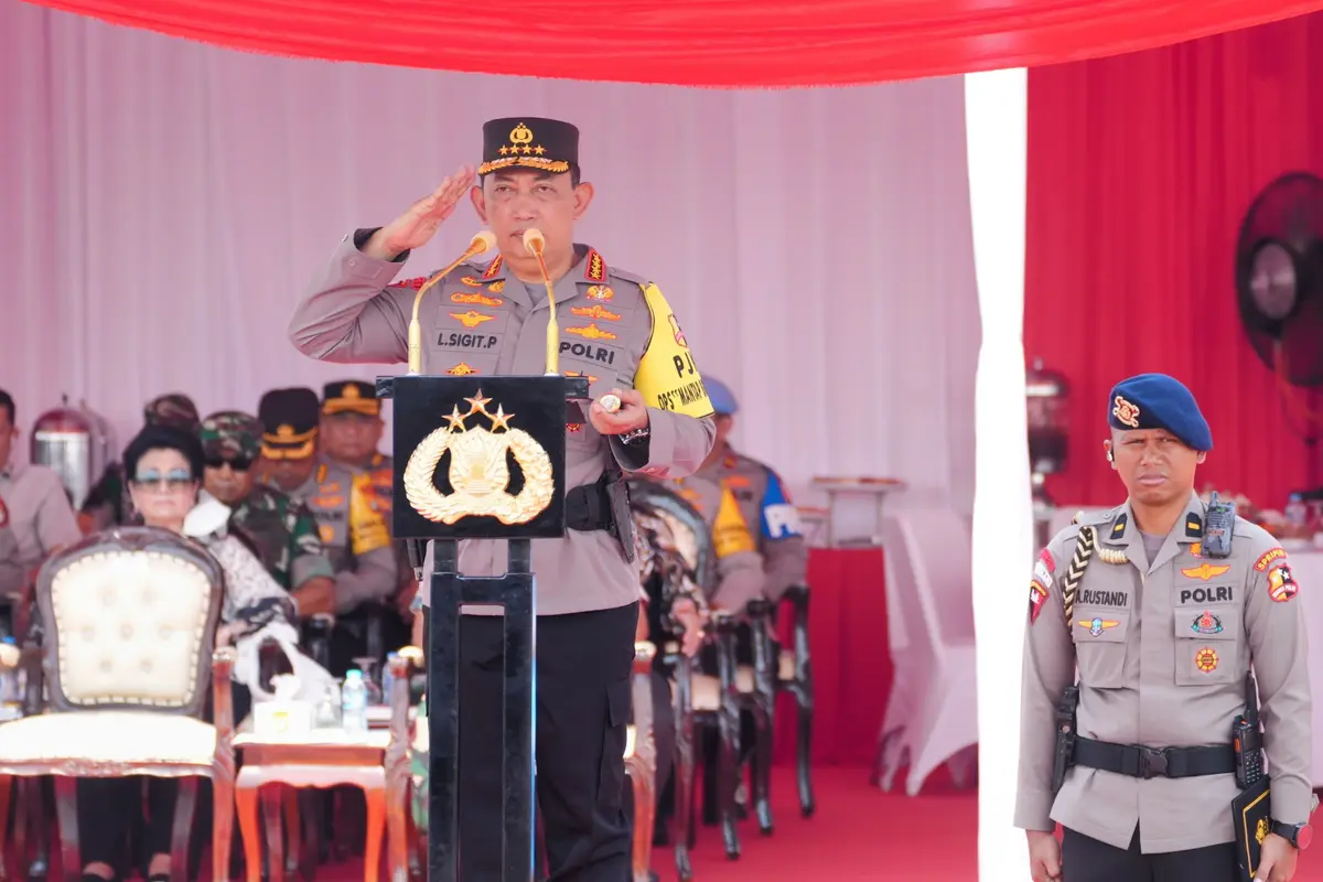 Kapolri Jenderal Listyo Sigit Prabowo pimpin apel gelar pasukan Operasi Mantap Brata terkait dengan pengamanan seluruh rangkaian Pemilu 2024, di Lapangan Monas, Jakarta, Selasa (17/10/2023).