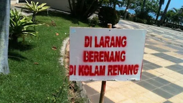 6 Tulisan Dilarang Berenang Ini Bikin Tepuk Jidat