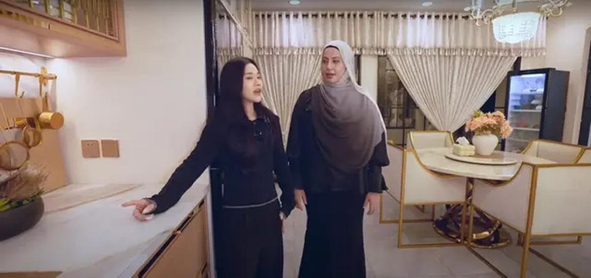10 Potret Dapur Rumah Tasyi Athasyia, Super Canggih hingga Estetika Glamor dengan Sentuhan Putih dan Emas