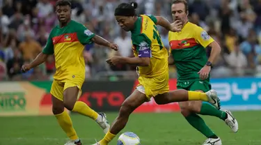 Mantan pemain timnas Brasil dan Barcelona, Ronaldinho Gaucho saat bermain dalam laga eksibisi di stadion Maracana, Rio de Janeiro, Minggu, 26 Mei 2024. (AP Photo/Bruna Prado)