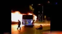 Sebuah bus terbakar di dekat sebuah toko perabot rumah di Kota Yinchuan, Cina. Insiden ini merenggut 17 korban jiwa
