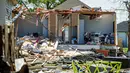 Puing-puing berserakan di tanah di samping rumah yang rusak parah setelah tornado melanda daerah itu Selasa (22/3) malam sebelumnya di Arabi, La., Rabu (23/3/2022). (Scott Clause/The Daily Advertiser via AP)