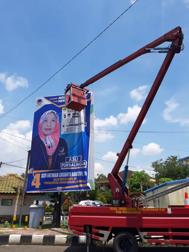 Bawaslu menurunkan alat berat untuk menurunkan APK berukuran besar di Purbalingga. (Foto: Liputan6.com/Bawaslu untuk Galoeh Widura)