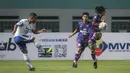 Gelandang Persita Tangerang, Taufiq Febriyanto (kanan) menahan bola tendangan bek Persib, Ardi Idrus dalam laga pekan kedua BRI Liga 1 2021/2022 di Stadion Wibawa Mukti, Cikarang, Sabtu (11/09/2021). Persita kalah 1-2. (Foto: Bola.com/Bagaskara Lazuardi)