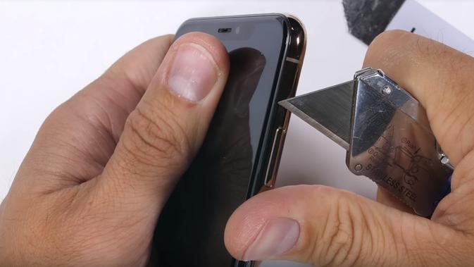 iPhone XS Max digores (Foto: YouTube Jerry Rig Everything)