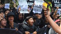 Aksi Aremania saat menyuarakan tuntutannya di Kejari Kota Malang, Senin (31/10/2022) kemarin. (Bola.com/Iwan Setiawan)