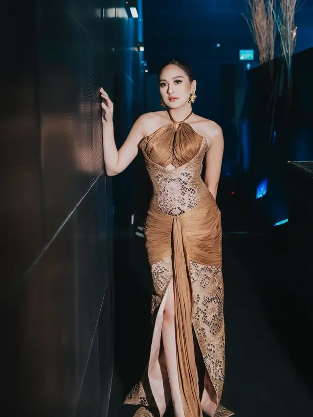 Artis dengan Tampilan Glamor saat Hadir di Acara Penghargaan Drama.