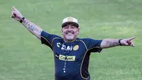 3. Diego Maradona -  Maradona memang akrab dengan rokok, bahkan legenda asal Argentina ini tertangkap kamera tengah merokok cerutu saat menyaksikan laga Argentina vs Islandia di Spartak Stadium. (AFP/Pedro Pardo)