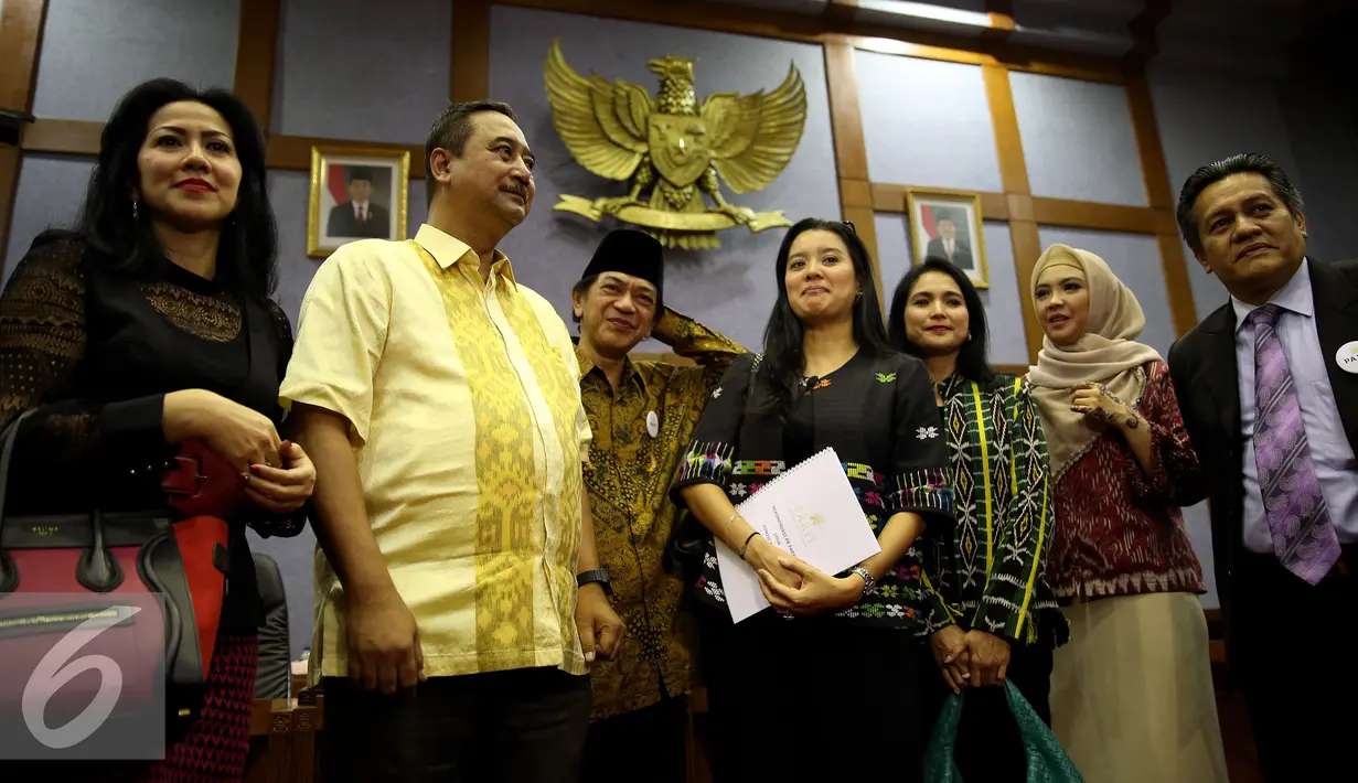 Wakil Ketua Komisi X, Ferdiansyah (kedua kiri) saat menerima kunjungan PARFI 1956 di Senayan, Jakarta, Kamis (24/11). Pertemuan tersebut membahas revisi UU perfilman dan diskusi mengenai pekerja seni, peran dan artis.(Liputan6.com/Johan Tallo)
