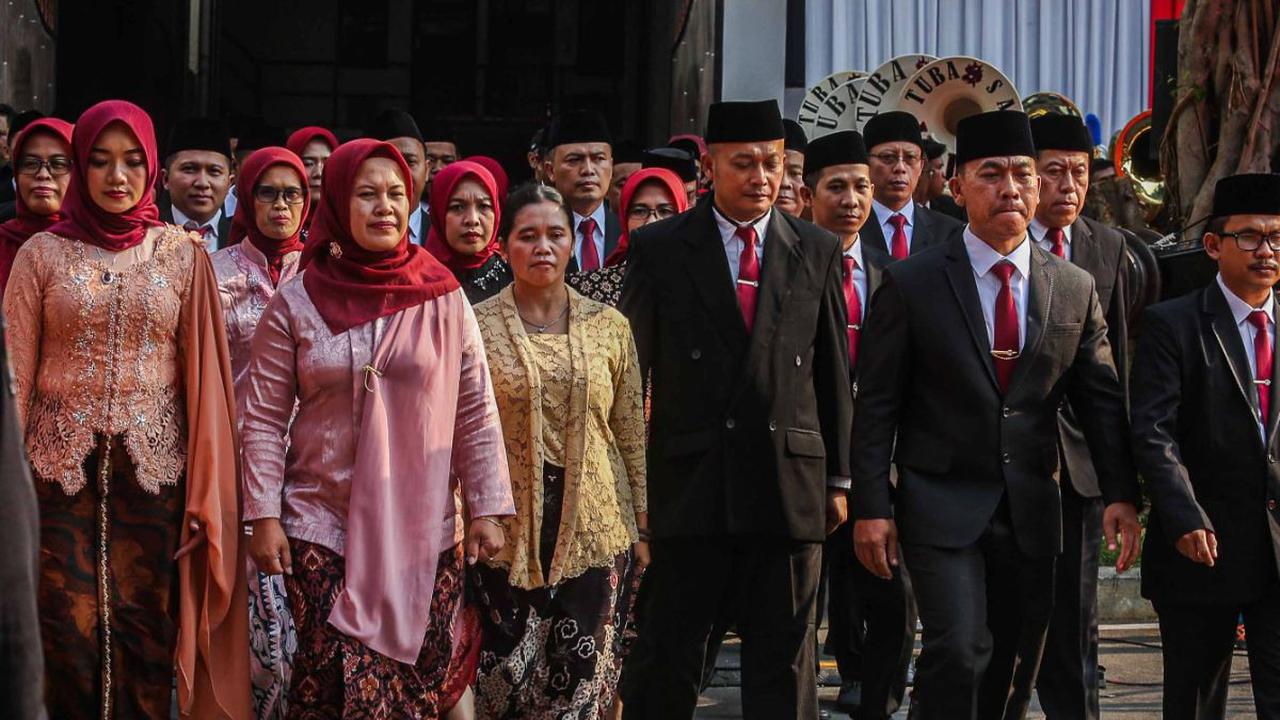 Anggota KPU Provinsi dan Kabupaten maupun Kota bersiap saat akan mengambil sumpah jabatan saat pelantikan di halaman Kantor KPU, Jakarta, Minggu (24/3/2023).<br>