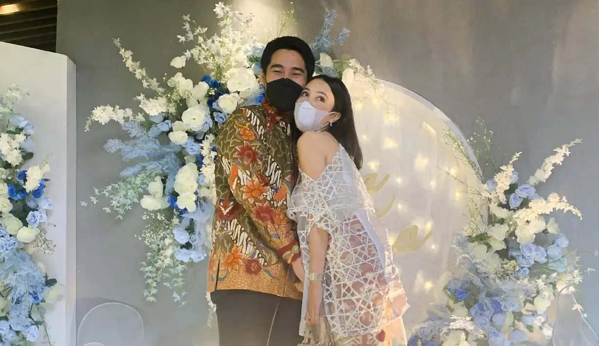 Tampil serasi, pasangan yang sudah jalani pacaran cukup lama ini pun sempat abadikan pemotretan bareng. Tampil kompak dan serasi, keduanya pun didoakan banyak netizen agar lekas melangkah ke pelaminan. (Liputan6.com/IG/@anggikabolsterli)