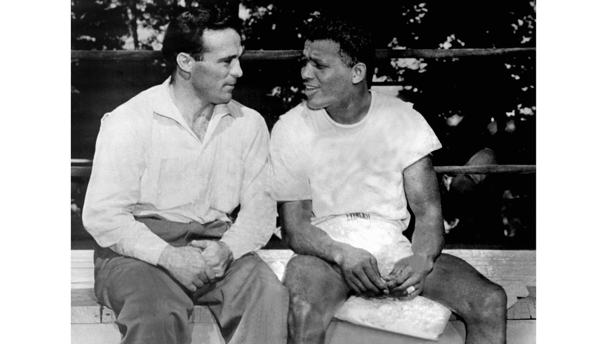 Pukulan cepat laksana petir dan kaki lincah itulah gambaran "Sugar" Ray Robinson. Foto ini saat Robinson (kanan) berdiskusi dengan Marcel Cerdan. Dia memiliki rekor 173 kali menang (109 KO), 19 kalah, 6 seri, dan 2 no contest (1940-1965). (AFP)